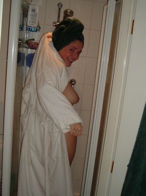 A woman spreads her legs on the bed and in the bathroom. Thumb 27