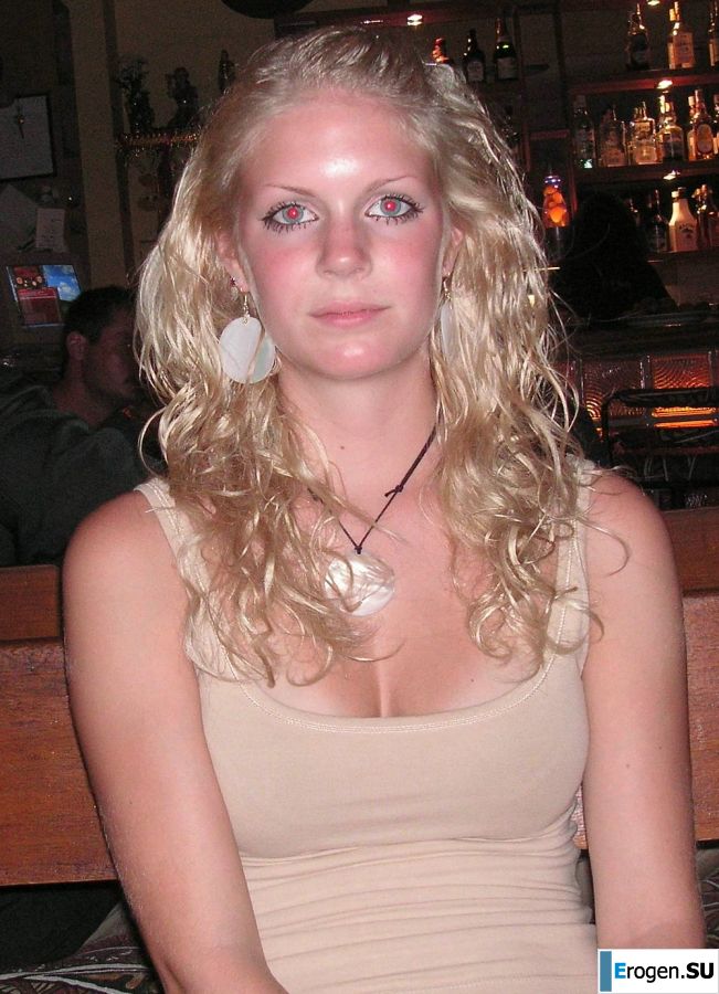 Девушка показала сиськи на отдыхе в компании подруг. Фото 11