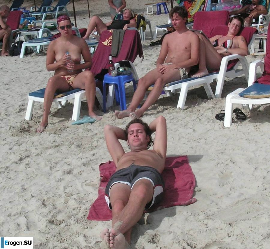 Девушка показала сиськи на отдыхе в компании подруг. Фото 12