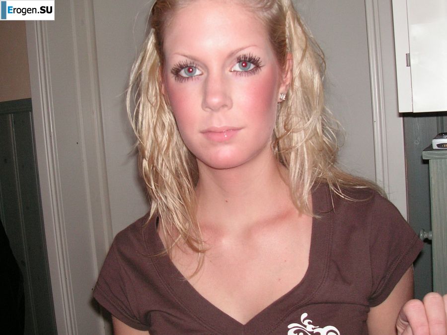 Девушка показала сиськи на отдыхе в компании подруг. Фото 15