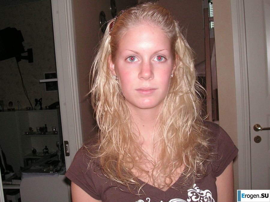 Девушка показала сиськи на отдыхе в компании подруг. Фото 16