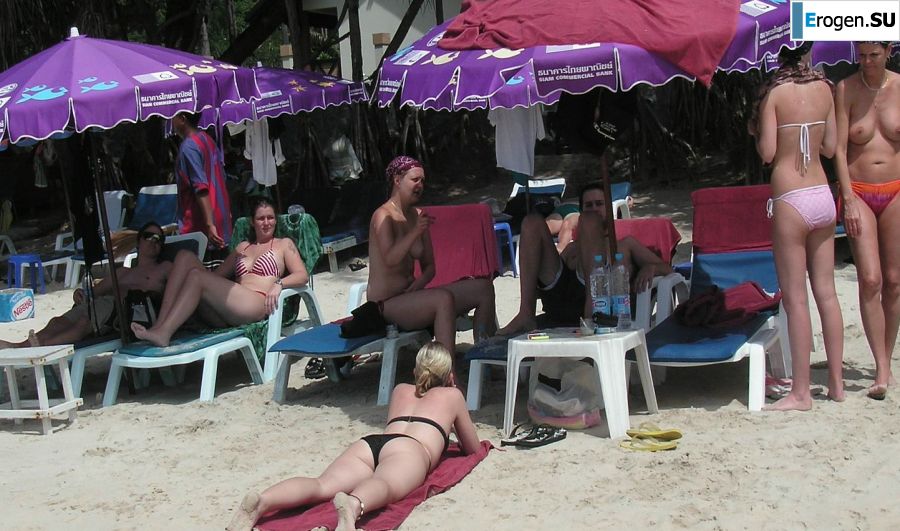 Девушка показала сиськи на отдыхе в компании подруг. Фото 3