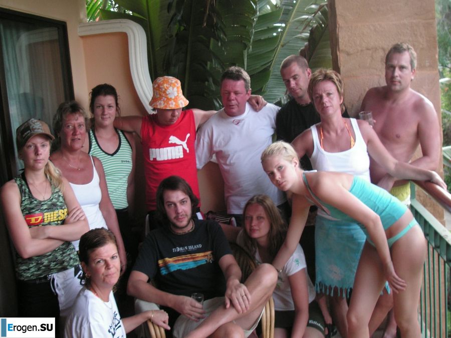 Девушка показала сиськи на отдыхе в компании подруг. Фото 4