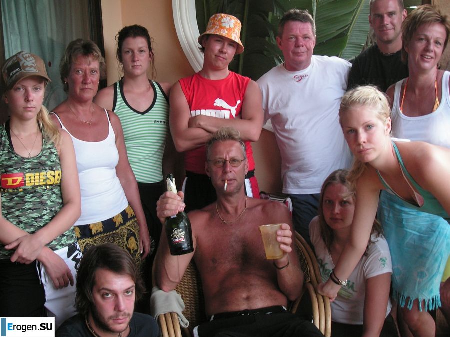 Девушка показала сиськи на отдыхе в компании подруг. Фото 5