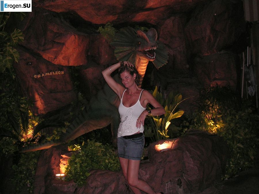 Девушка показала сиськи на отдыхе в компании подруг. Фото 7