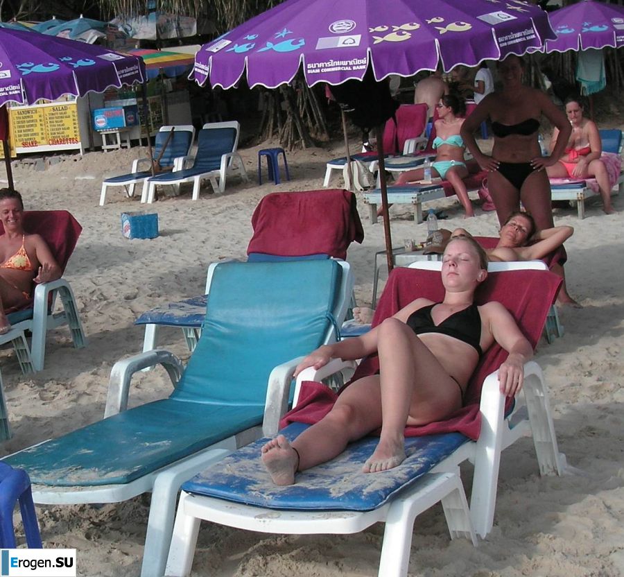 Девушка показала сиськи на отдыхе в компании подруг. Фото 9