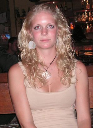 Девушка показала сиськи на отдыхе в компании подруг. Эскиз 11