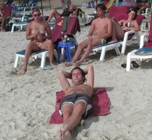 Девушка показала сиськи на отдыхе в компании подруг. Эскиз 12