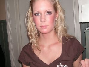 Девушка показала сиськи на отдыхе в компании подруг. Эскиз 15