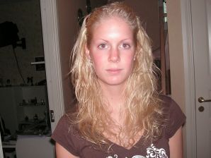 Девушка показала сиськи на отдыхе в компании подруг. Эскиз 16