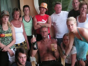 Девушка показала сиськи на отдыхе в компании подруг. Эскиз 5