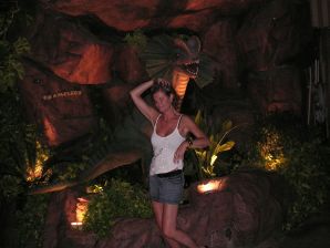 Девушка показала сиськи на отдыхе в компании подруг. Эскиз 7