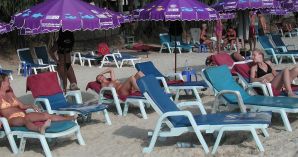 Девушка показала сиськи на отдыхе в компании подруг. Эскиз 8