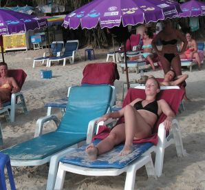 Девушка показала сиськи на отдыхе в компании подруг. Эскиз 9