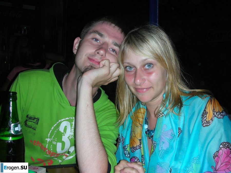 Девушка разделась в компании отдыхающих и показала отличную фигуру. Фото 25