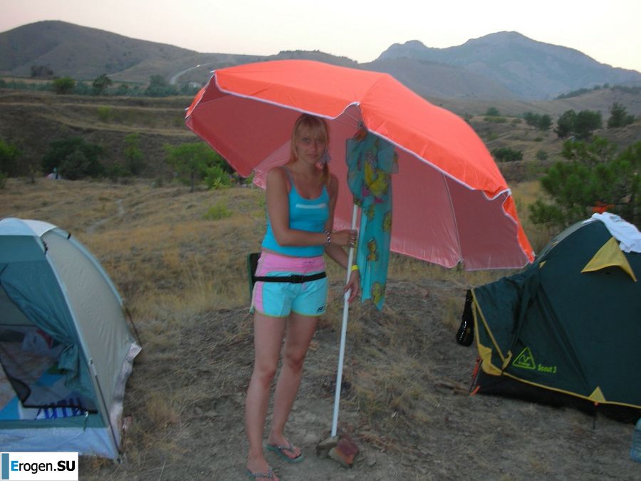 Девушка разделась в компании отдыхающих и показала отличную фигуру. Фото 26