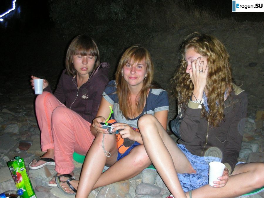 Девушка разделась в компании отдыхающих и показала отличную фигуру. Фото 27