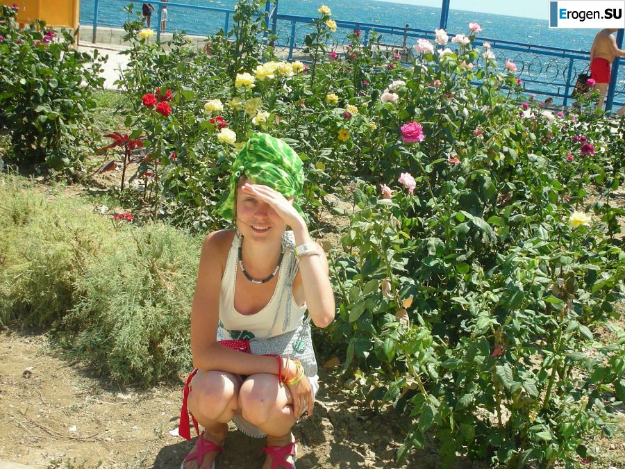 Девушка разделась в компании отдыхающих и показала отличную фигуру. Фото 28