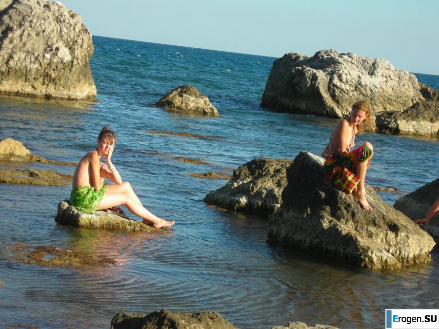 Девушка разделась в компании отдыхающих и показала отличную фигуру. Фото 29