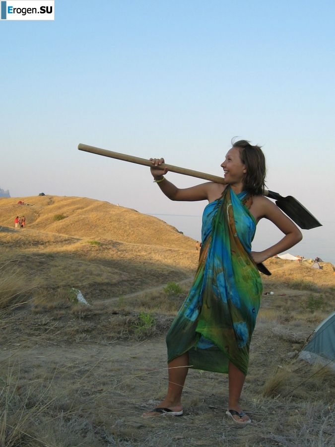 Девушка разделась в компании отдыхающих и показала отличную фигуру. Фото 38