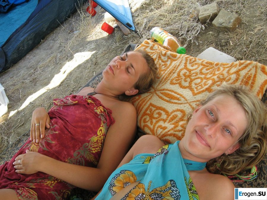 Девушка разделась в компании отдыхающих и показала отличную фигуру. Фото 43