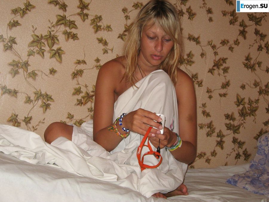 Девушка разделась в компании отдыхающих и показала отличную фигуру. Фото 45