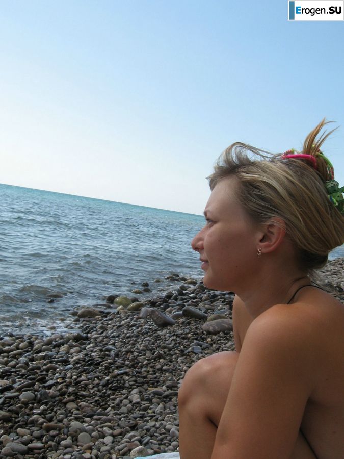 Девушка разделась в компании отдыхающих и показала отличную фигуру. Фото 48