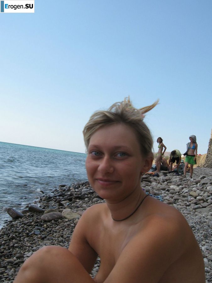 Девушка разделась в компании отдыхающих и показала отличную фигуру. Фото 49