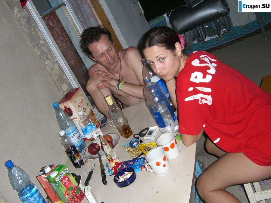 Девушка разделась в компании отдыхающих и показала отличную фигуру. Фото 5