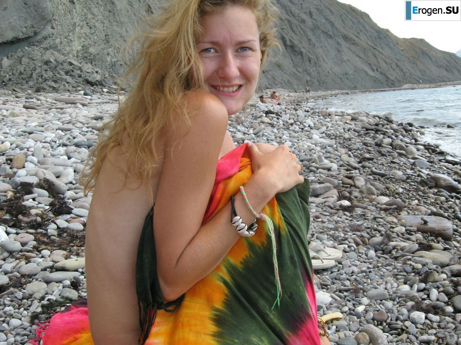 Девушка разделась в компании отдыхающих и показала отличную фигуру. Фото 50