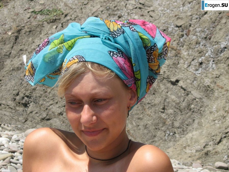 Девушка разделась в компании отдыхающих и показала отличную фигуру. Фото 51