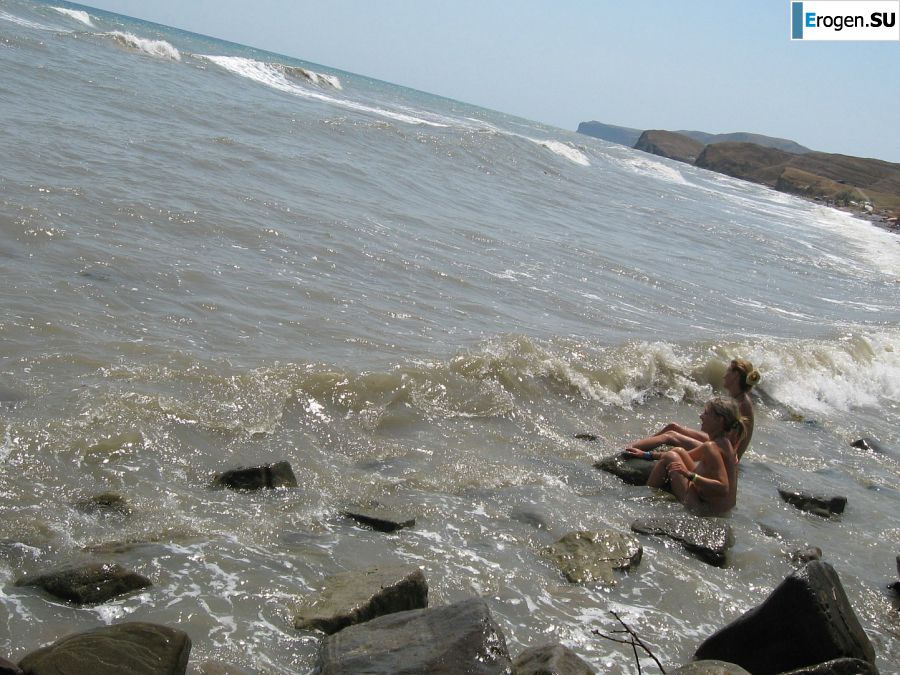 Девушка разделась в компании отдыхающих и показала отличную фигуру. Фото 52