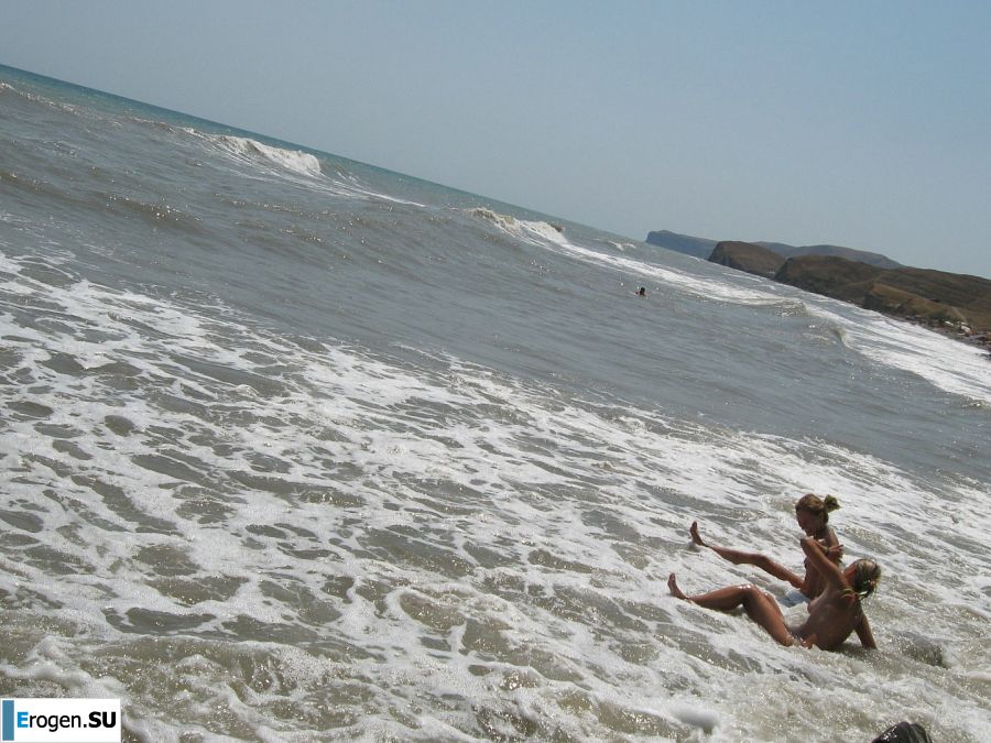 Девушка разделась в компании отдыхающих и показала отличную фигуру. Фото 54