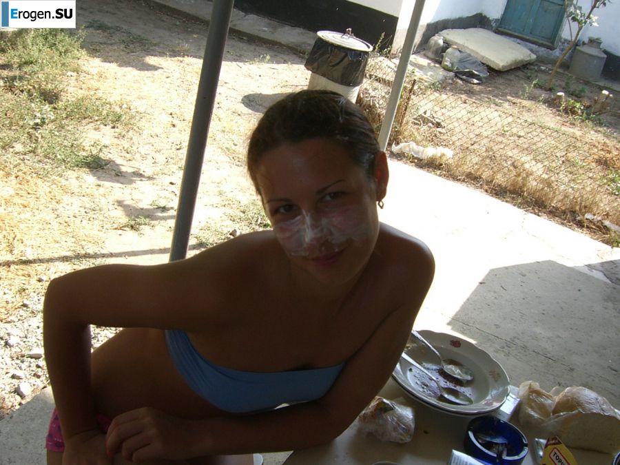 Девушка разделась в компании отдыхающих и показала отличную фигуру. Фото 9