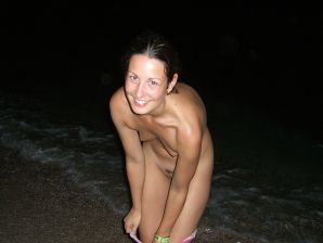 Девушка разделась в компании отдыхающих и показала отличную фигуру. Эскиз 20