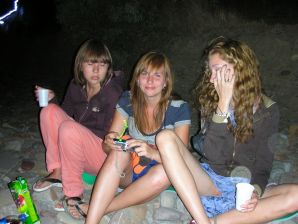 Девушка разделась в компании отдыхающих и показала отличную фигуру. Эскиз 27