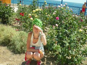 Девушка разделась в компании отдыхающих и показала отличную фигуру. Эскиз 28