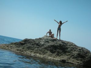 Девушка разделась в компании отдыхающих и показала отличную фигуру. Эскиз 30