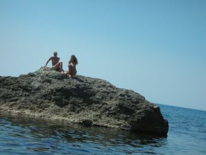 Девушка разделась в компании отдыхающих и показала отличную фигуру. Эскиз 31