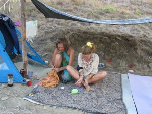 Девушка разделась в компании отдыхающих и показала отличную фигуру. Эскиз 39