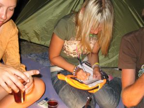 Девушка разделась в компании отдыхающих и показала отличную фигуру. Эскиз 41