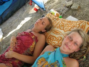 Девушка разделась в компании отдыхающих и показала отличную фигуру. Эскиз 43