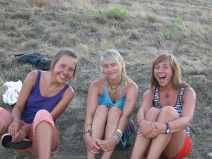 Девушка разделась в компании отдыхающих и показала отличную фигуру. Эскиз 46