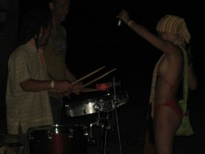 Девушка разделась в компании отдыхающих и показала отличную фигуру. Эскиз 47