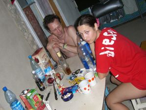 Девушка разделась в компании отдыхающих и показала отличную фигуру. Эскиз 5