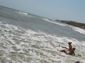 Девушка разделась в компании отдыхающих и показала отличную фигуру. Эскиз 54