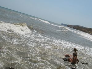 Девушка разделась в компании отдыхающих и показала отличную фигуру. Эскиз 55