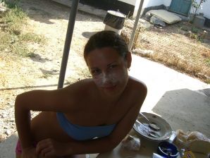 Девушка разделась в компании отдыхающих и показала отличную фигуру. Эскиз 9