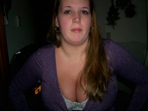 A woman with magnificent forms bared her breasts and had sex. Thumb 1