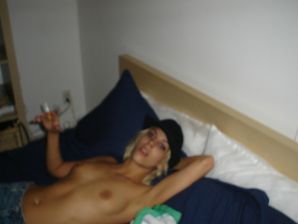 Две блондинки разделись и занялись страстным сексом. Эскиз 5